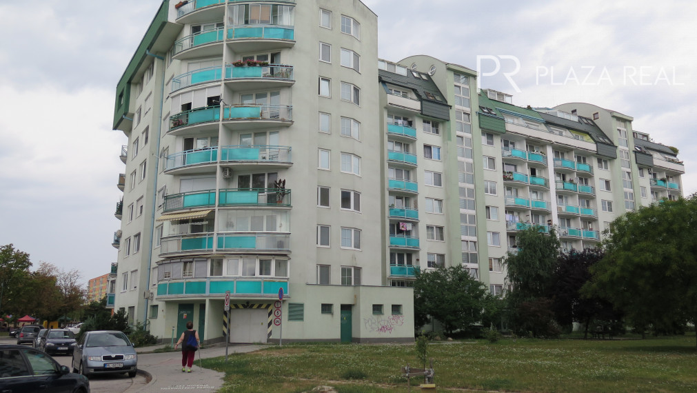PREDAJ- priestranný 3-izbový tehlový byt s balkónom, 83m2, 5/9p.,Bebravská ul., BA-Vrakuňa