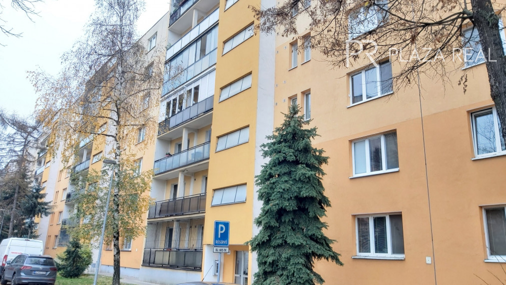 PREDÁME veľký 1i byt po rekonštrukcii v Ružinove Na Jadrovej ul.