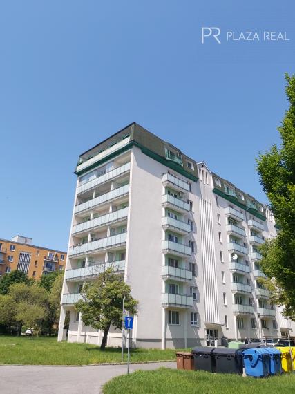 PREDAJ 3 izbový byt s loggiou aj balkónom vo výbornej lokalite - Zálužická ul., Ružinov, Bratislava II