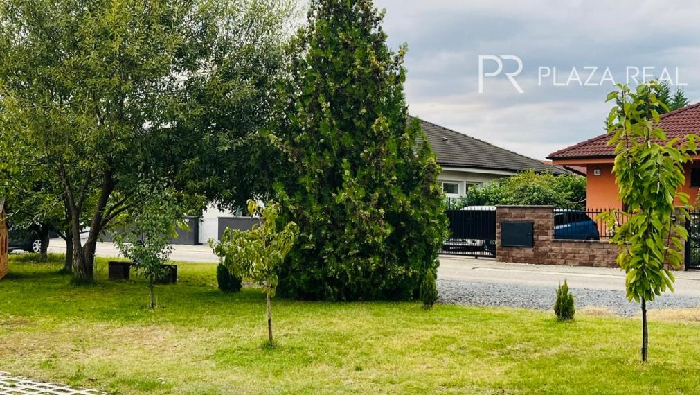 Predaj pozemku na parkovanie pred RD - Bernolákovo, rovinatý. Višňová ulica.