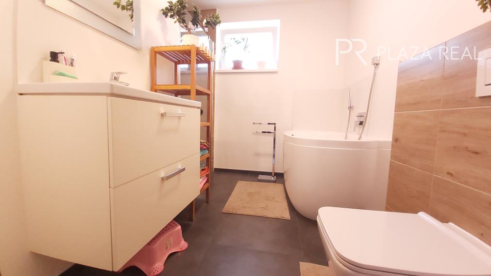 REZERVOVANÉ NOVOSTAVBA 4 izbový rodinný dom v Malom Raji  ponúka súkromie v tichej ulici