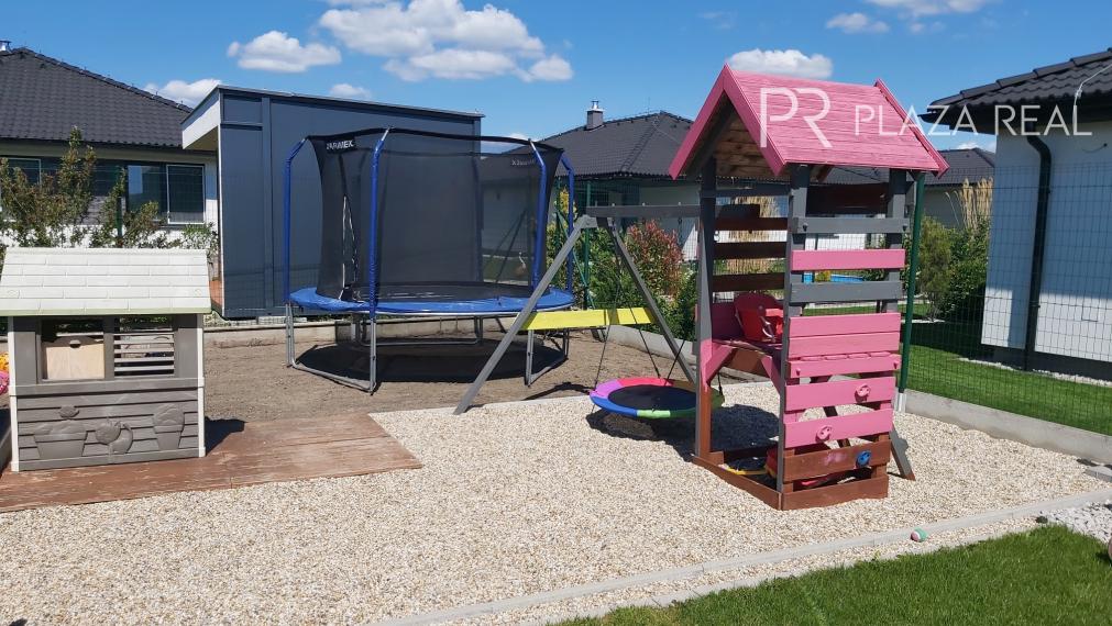 REZERVOVANÉ NOVOSTAVBA 4 izbový rodinný dom v Malom Raji  ponúka súkromie v tichej ulici