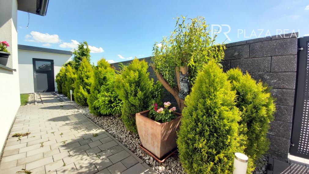 REZERVOVANÉ NOVOSTAVBA 4 izbový rodinný dom v Malom Raji  ponúka súkromie v tichej ulici