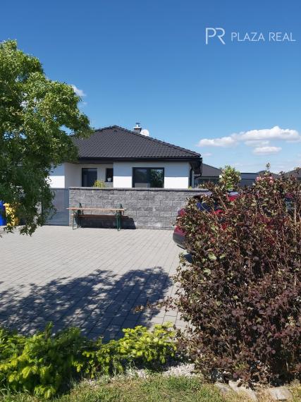 REZERVOVANÉ NOVOSTAVBA 4 izbový rodinný dom v Malom Raji  ponúka súkromie v tichej ulici