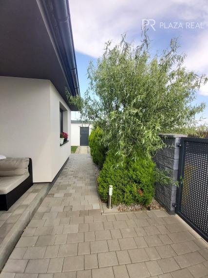 REZERVOVANÉ NOVOSTAVBA 4 izbový rodinný dom v Malom Raji  ponúka súkromie v tichej ulici