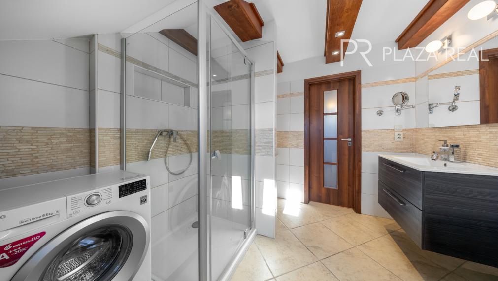 Lozorno - predaj 6-izbového rodinného domu s veľkou záhradou a garážou, 1119 m2.  REZERVOVANÉ