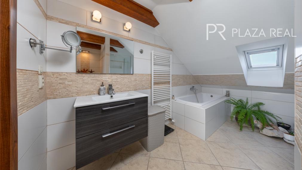 Lozorno - predaj 6-izbového rodinného domu s veľkou záhradou a garážou, 1119 m2.  REZERVOVANÉ