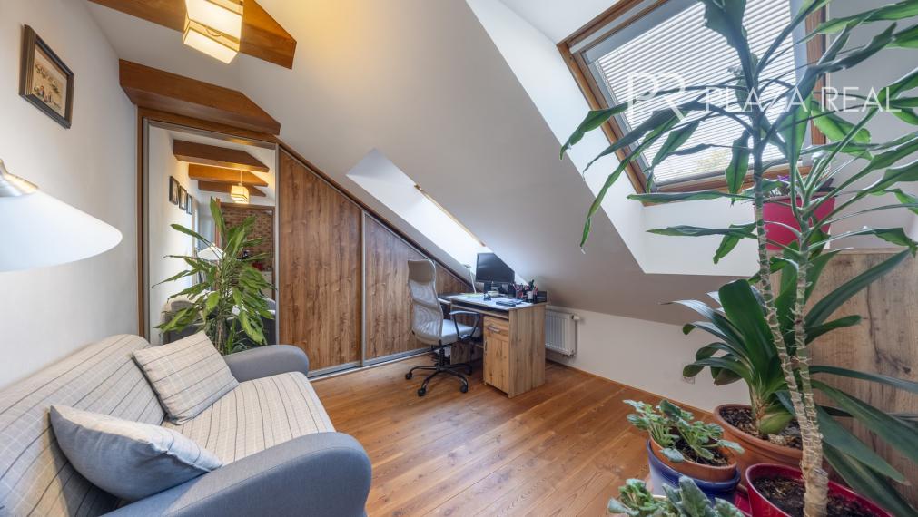 Lozorno - predaj 6-izbového rodinného domu s veľkou záhradou a garážou, 1119 m2.  REZERVOVANÉ