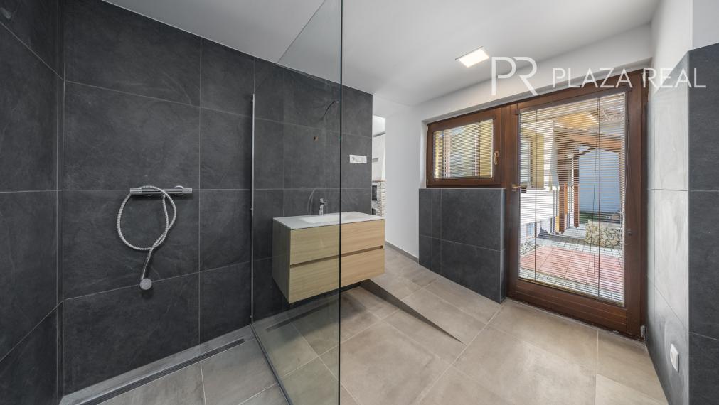 Lozorno - predaj 6-izbového rodinného domu s veľkou záhradou a garážou, 1119 m2.  REZERVOVANÉ