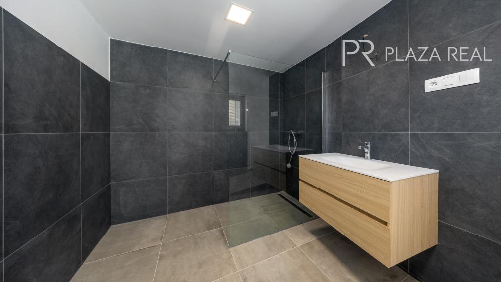 Lozorno - predaj 6-izbového rodinného domu s veľkou záhradou a garážou, 1119 m2.  REZERVOVANÉ