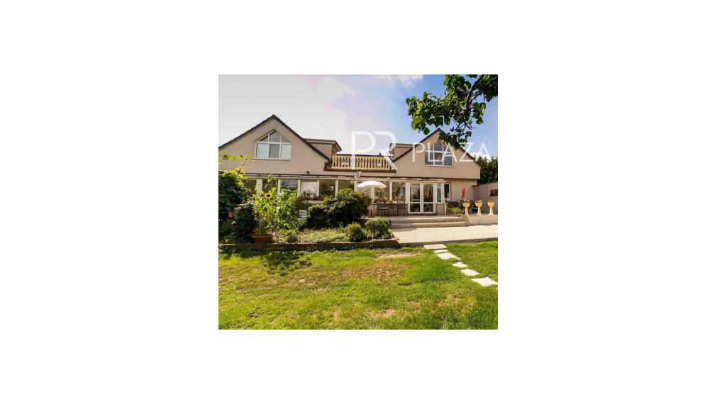 PREDAJ - 2 generačný RD vo Vajnoroch na  veľkom pozemku