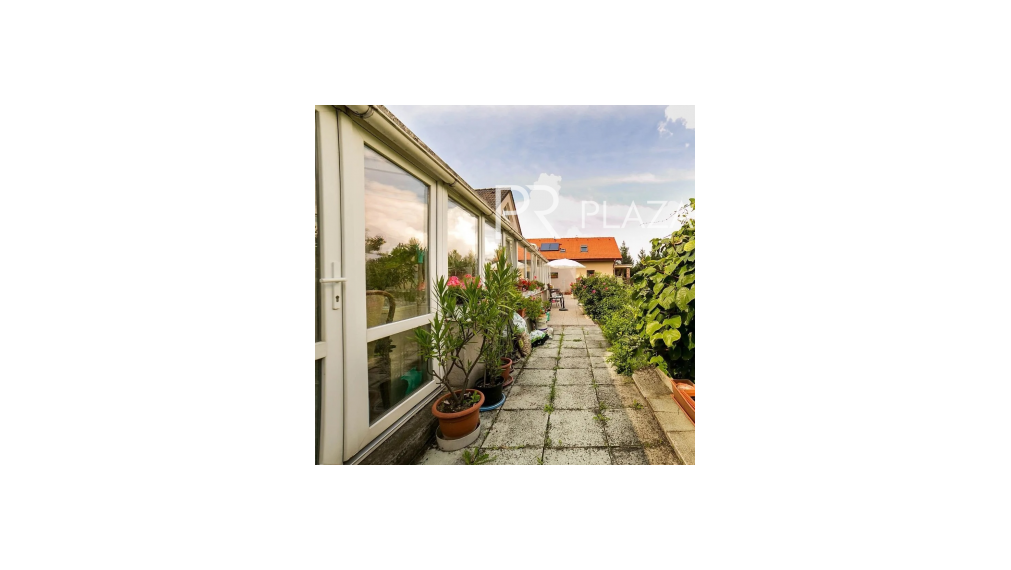 PREDAJ - 2 generačný RD vo Vajnoroch na  veľkom pozemku