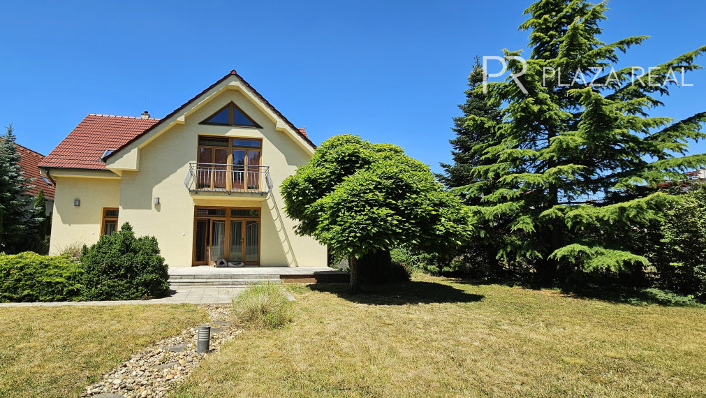 PREDAJ - Krásny rodinný dom vo Vajnoroch s veľkým pozemkom