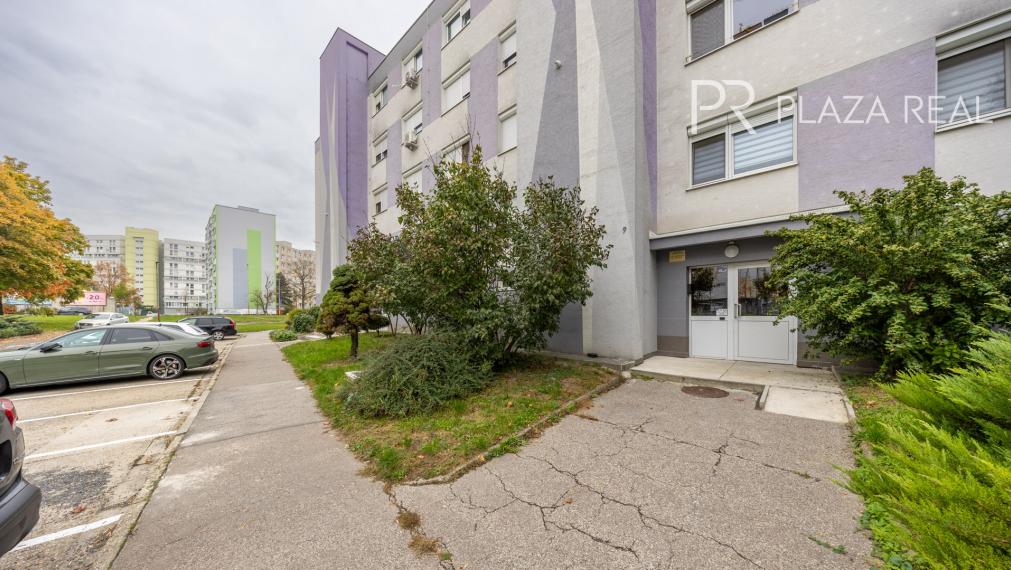 REZERVOVANÉ. Predaj 3-izbový slnečný byt s loggiou, 3. poschodie, 70 m2, Toryská ul.č.9, Bratislava-Vrakuňa