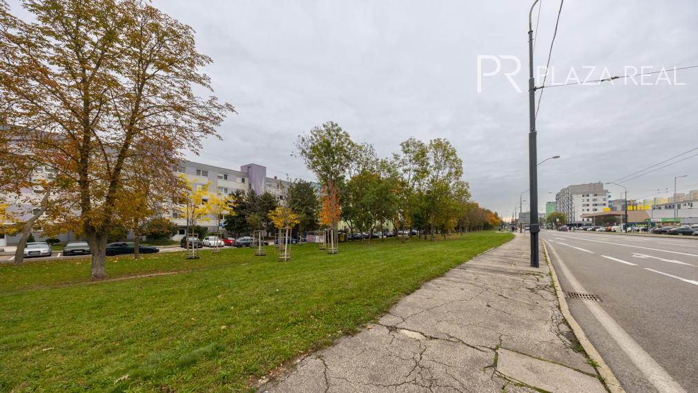 REZERVOVANÉ. Predaj 3-izbový slnečný byt s loggiou, 3. poschodie, 70 m2, Toryská ul.č.9, Bratislava-Vrakuňa