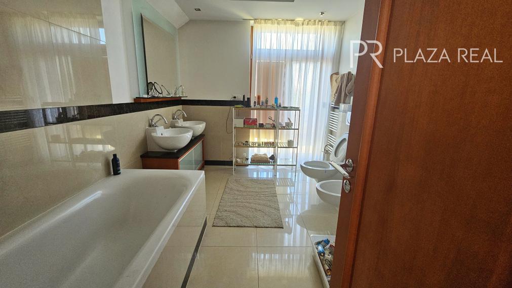 PREDAJ - Krásny priestranný rodinný dom vo Vajnoroch s veľkým pozemkom