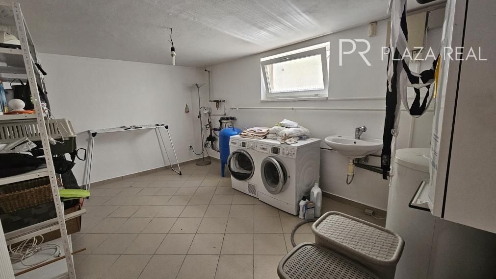 PREDAJ - Krásny priestranný rodinný dom vo Vajnoroch s veľkým pozemkom