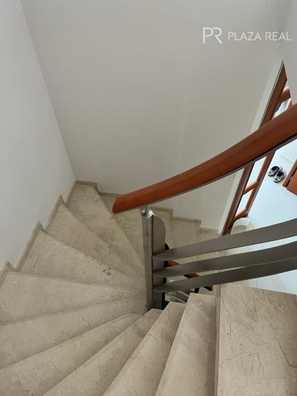 PREDAJ - Krásny priestranný rodinný dom vo Vajnoroch s veľkým pozemkom