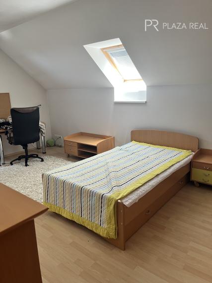 PREDAJ - Krásny priestranný rodinný dom vo Vajnoroch s veľkým pozemkom