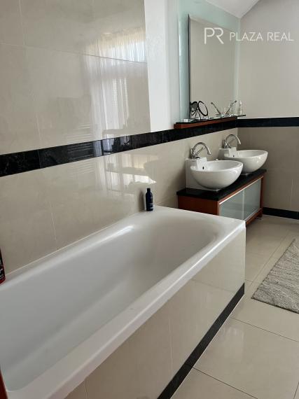 PREDAJ - Krásny priestranný rodinný dom vo Vajnoroch s veľkým pozemkom