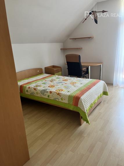 PREDAJ - Krásny priestranný rodinný dom vo Vajnoroch s veľkým pozemkom