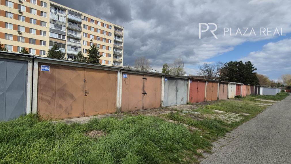 NA PREDAJ Garáž v Rači.