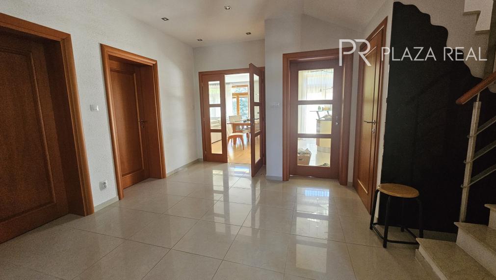 PREDAJ - Krásny rodinný dom vo Vajnoroch s veľkým pozemkom