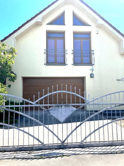 PREDAJ - Krásny rodinný dom vo Vajnoroch s veľkým pozemkom