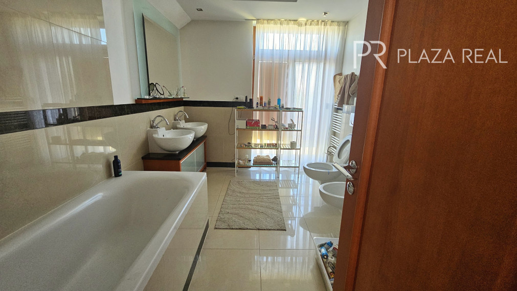 PREDAJ - Krásny rodinný dom vo Vajnoroch s veľkým pozemkom