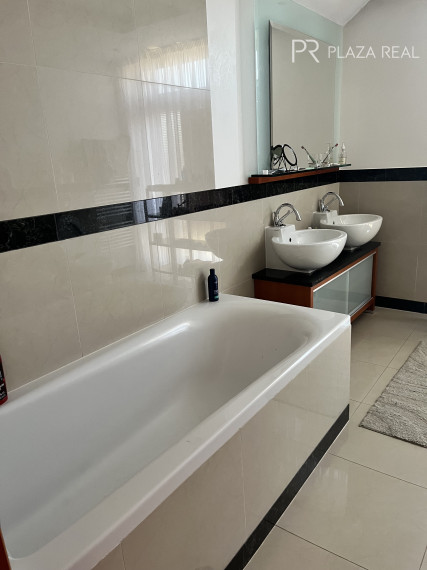 PREDAJ - Krásny rodinný dom vo Vajnoroch s veľkým pozemkom