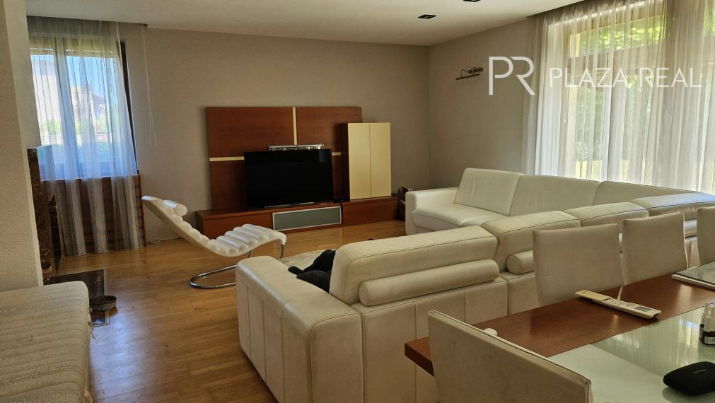 PREDAJ - Krásny rodinný dom vo Vajnoroch s veľkým pozemkom