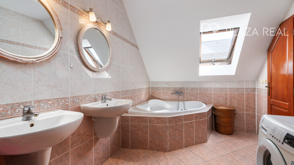 PREDAJ- priestranný rodinný dom s pekným pozemkom na Malodunajskej ul., BA-Vrakuňa