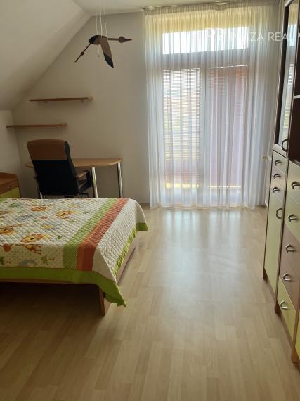 PREDAJ - Krásny rodinný dom vo Vajnoroch s veľkým pozemkom