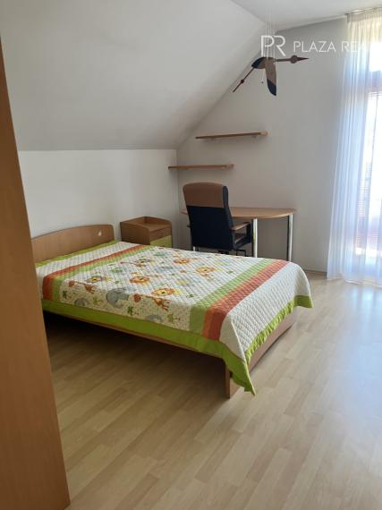 PREDAJ - Krásny rodinný dom vo Vajnoroch s veľkým pozemkom