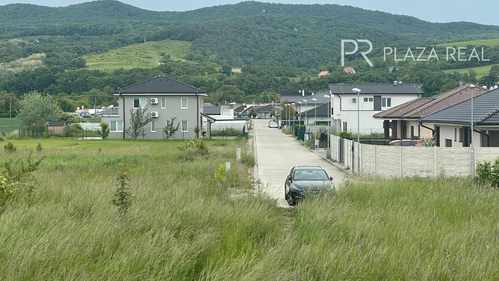 Slnečný pozemok - obec Banka, Piešťany