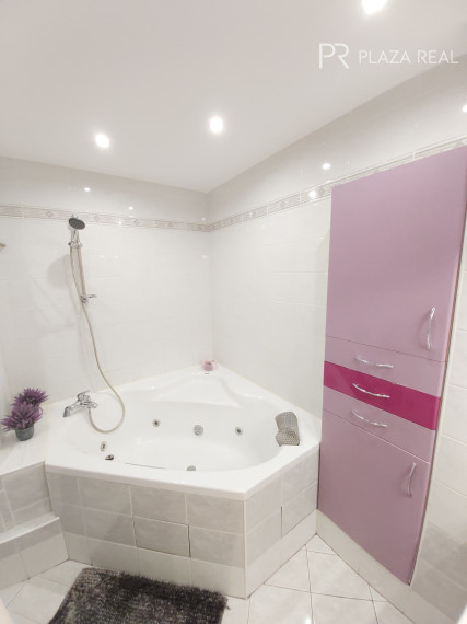 Predaj 3 izbového slnečného výnimočného bytu s vlastnou TERASOU a loggiou na ulici L. Fullu v Karlovej vsi. 150m2 byt+terasa+loggia