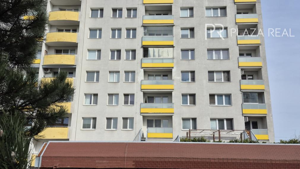 Predaj 3 izbového slnečného výnimočného bytu s vlastnou TERASOU a loggiou na ulici L. Fullu v Karlovej vsi. 150m2 byt+terasa+loggia