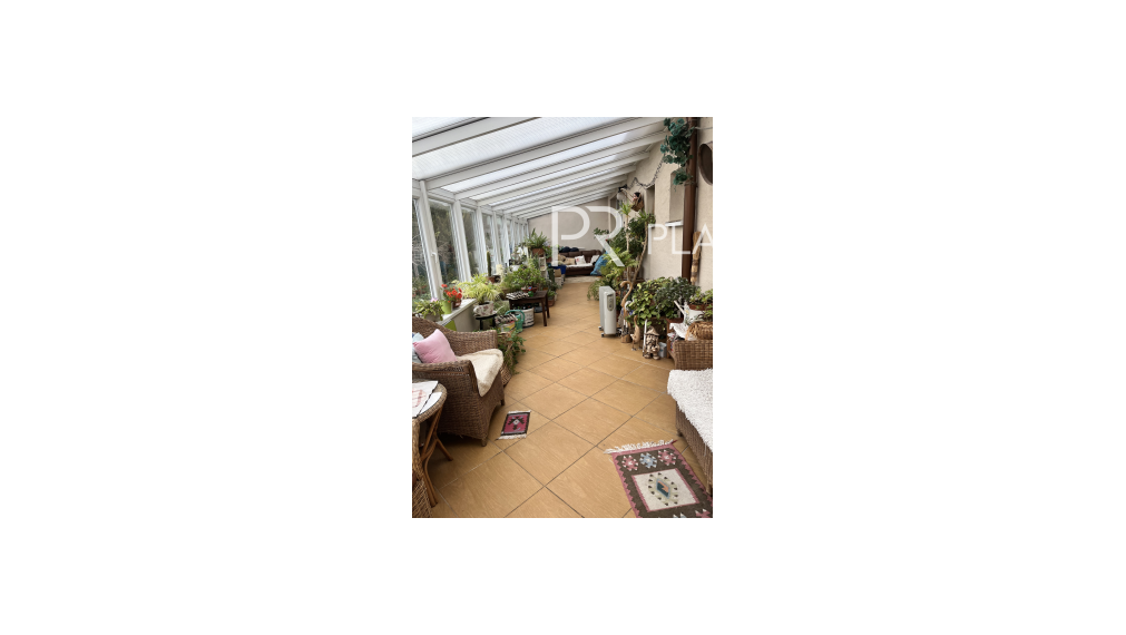 PREDAJ - 2 generačný RD vo Vajnoroch na  veľkom pozemku