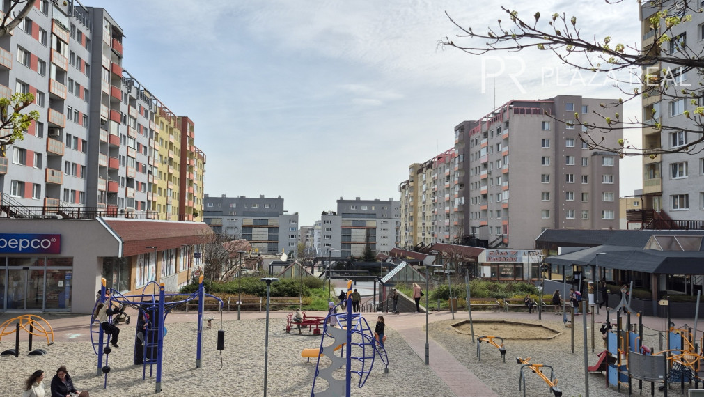 Predaj 3 izbového slnečného výnimočného bytu s vlastnou TERASOU a loggiou na ulici L. Fullu v Karlovej vsi. 150m2 byt+terasa+loggia