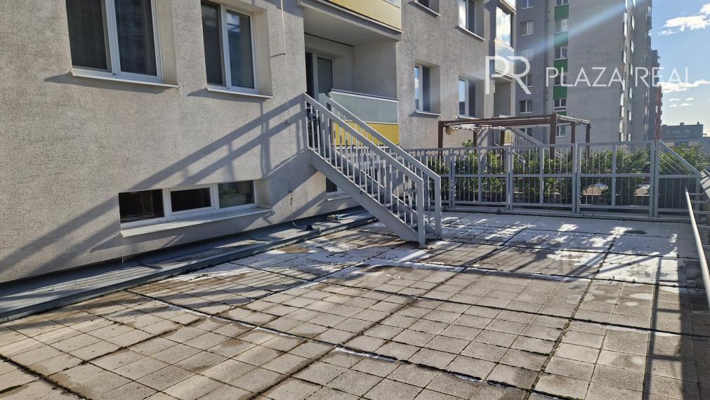 Predaj 3 izbového slnečného výnimočného bytu s vlastnou TERASOU a loggiou na ulici L. Fullu v Karlovej vsi. 150m2 byt+terasa+loggia