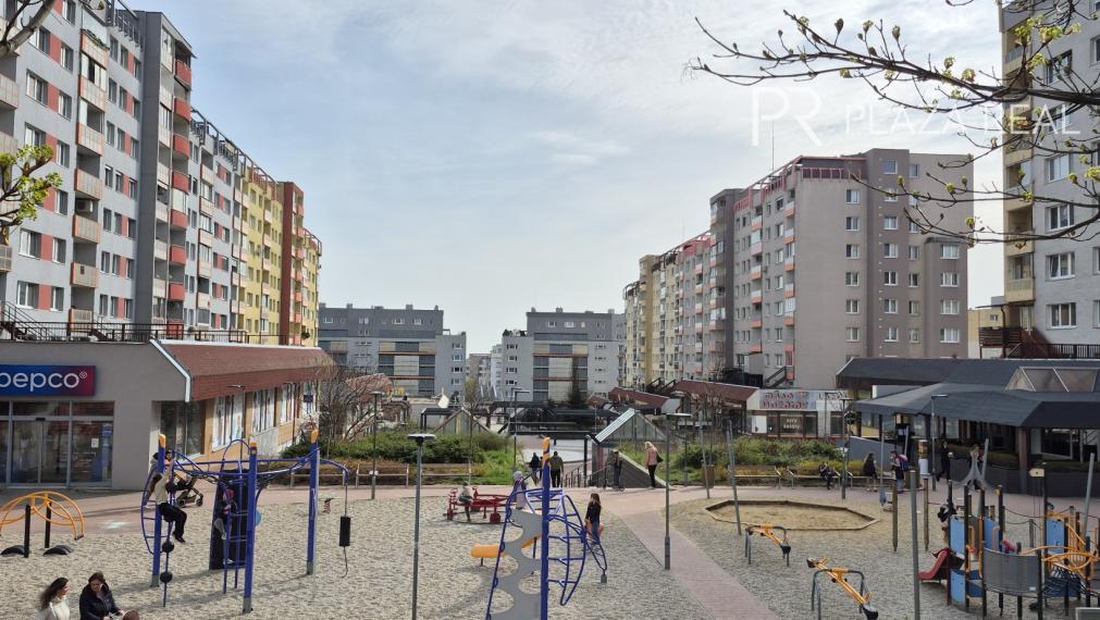 Predaj 3 izbového slnečného výnimočného bytu s vlastnou TERASOU a loggiou na ulici L. Fullu v Karlovej vsi. 80m2 byt+terasa 80m2+loggia6m2