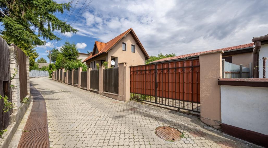 Predaj 6-izbového domu v BA- Záhorskej Bystrici, ulica Na Vlkovkách 6