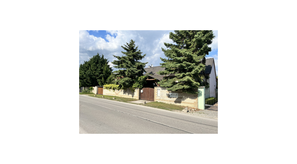 PREDAJ - 2 generačný RD vo Vajnoroch na  veľkom pozemku