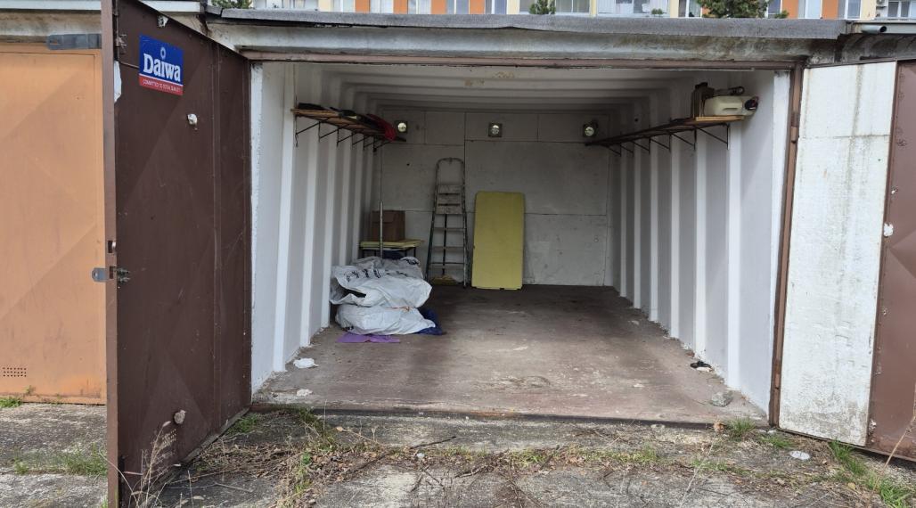 NA PREDAJ Garáž v Rači.