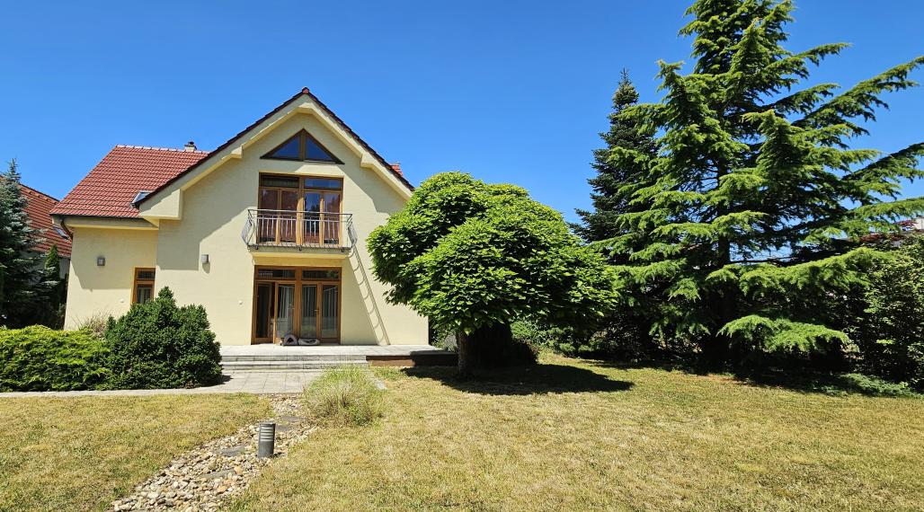 PREDAJ - Krásny rodinný dom vo Vajnoroch s veľkým pozemkom