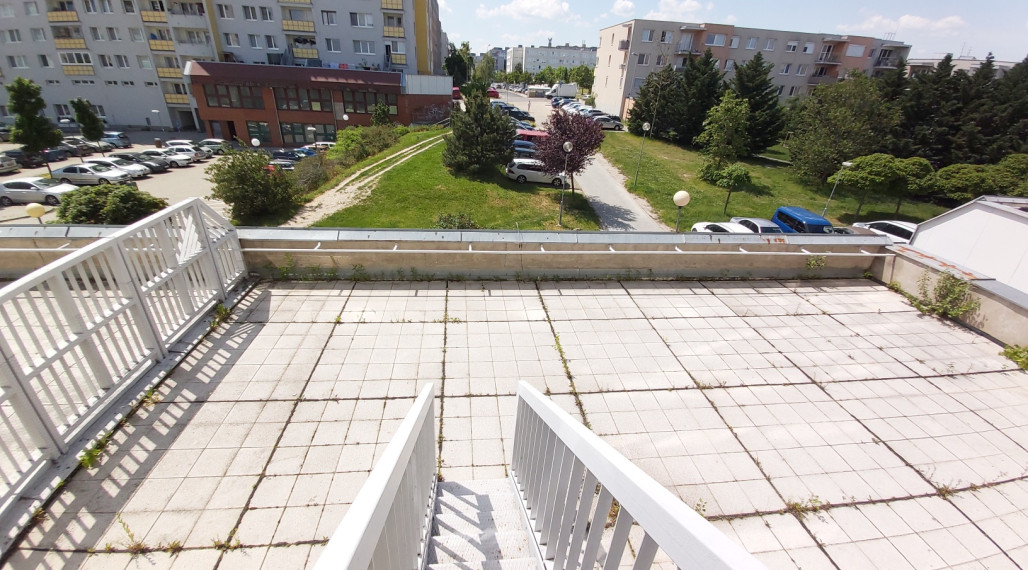 Predaj 3 izbového slnečného výnimočného bytu s vlastnou TERASOU a loggiou na ulici L. Fullu v Karlovej vsi. 150m2 byt+terasa+loggia