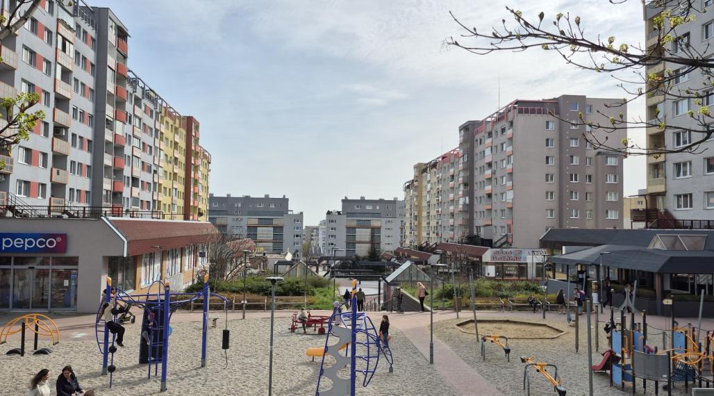 Predaj 3 izbového slnečného výnimočného bytu s vlastnou TERASOU a loggiou na ulici L. Fullu v Karlovej vsi. 150m2 byt+terasa+loggia