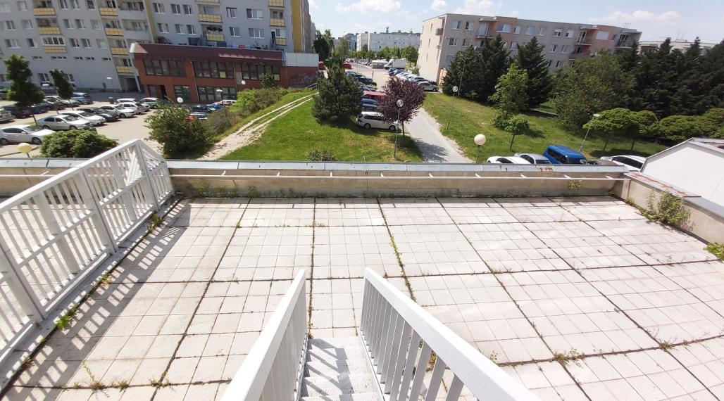 Predaj 3 izbového slnečného výnimočného bytu s vlastnou TERASOU a loggiou na ulici L. Fullu v Karlovej vsi. 80m2 byt+terasa 80m2+loggia6m2