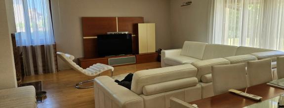 PREDAJ - Krásny rodinný dom vo Vajnoroch s veľkým pozemkom