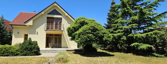 PREDAJ - Krásny rodinný dom vo Vajnoroch s veľkým pozemkom